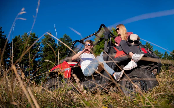 Young couple driving a off road buggy car — Stock Photo, Image