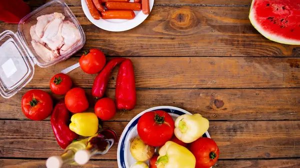 Tahta masadaki sağlıklı organik gıdaların üst görüntüsü. — Stok fotoğraf