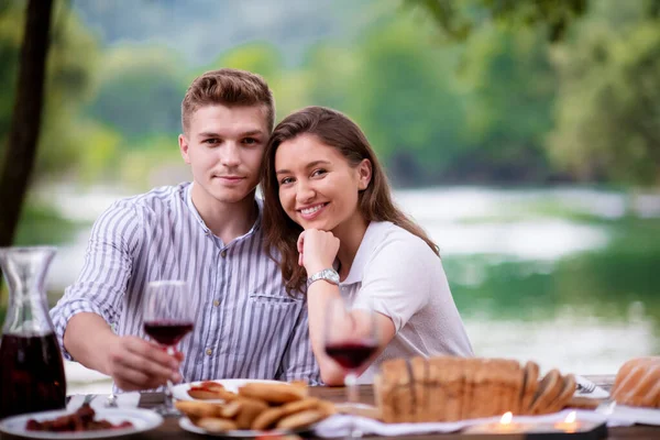 Feliz pareja teniendo picnic francés cena fiesta al aire libre —  Fotos de Stock