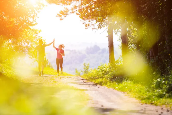 Jogging-Paar gibt sich an sonnigem Tag bei na High Five — Stockfoto