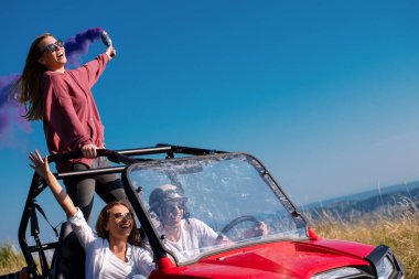 Bir grup genç, off road arabasıyla gezerken eğleniyor. 