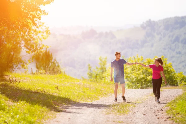 Jong paar joggen op zonnige dag in de natuur — Stockfoto