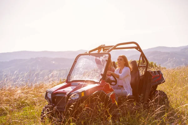 Dos mujeres jóvenes que conducen un coche todoterreno buggy — Foto de Stock