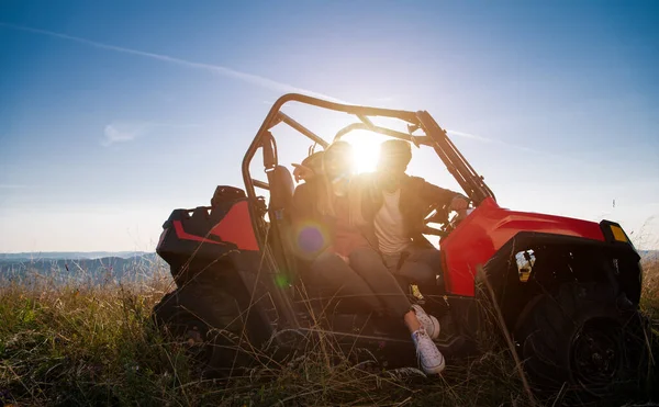 Jeune couple conduisant une voiture hors route buggy — Photo