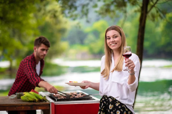 Heureux couple ayant pique-nique français dîner partie en plein air — Photo