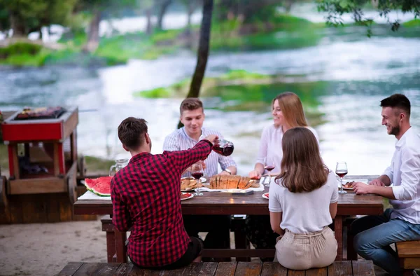 Amigos felices teniendo picnic francés cena fiesta al aire libre — Foto de Stock