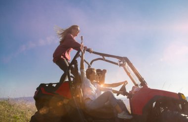 Bir grup genç, off road arabasıyla gezerken eğleniyor. 