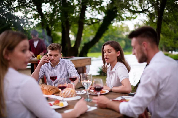 Gelukkig vrienden hebben picknick Frans diner partij buiten — Stockfoto