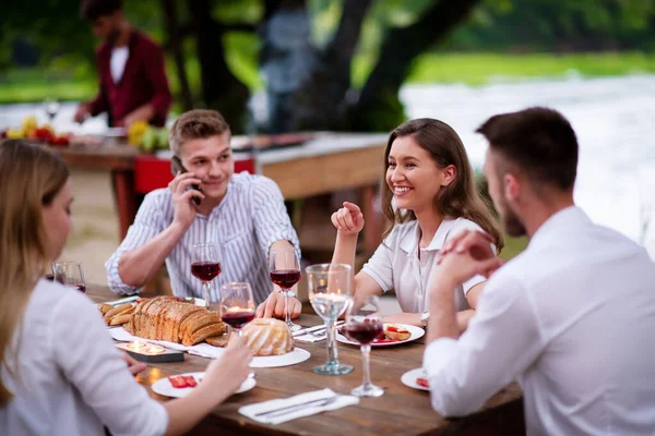 Gelukkig vrienden hebben picknick Frans diner partij buiten — Stockfoto