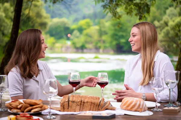 Glückliche Frauen mit Französisch Dinner Party im Freien — Stockfoto