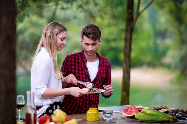 Glückliches Paar mit Picknick Französisch Dinner Party im Freien — Stockfoto