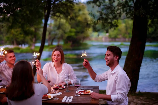 Amis heureux ayant dîner français en plein air — Photo