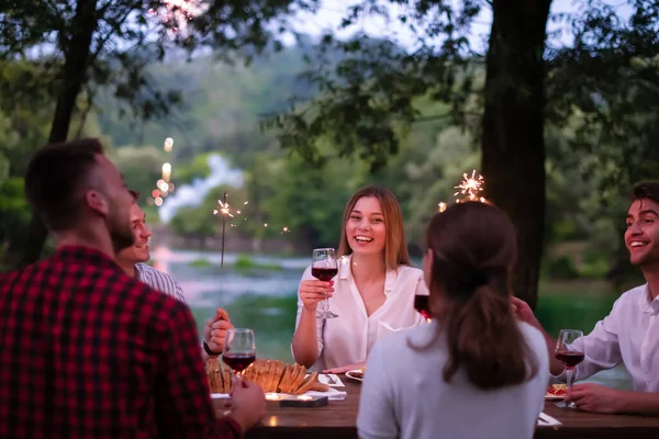 Amigos felices teniendo francés cena fiesta al aire libre — Foto de Stock