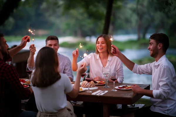 Χαρούμενους φίλους που έχουν γαλλικό δείπνο υπαίθριο πάρτι — Φωτογραφία Αρχείου