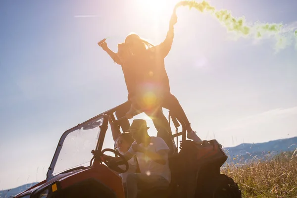 Grupa młodych ludzi bawiących się podczas jazdy off road buggy — Zdjęcie stockowe