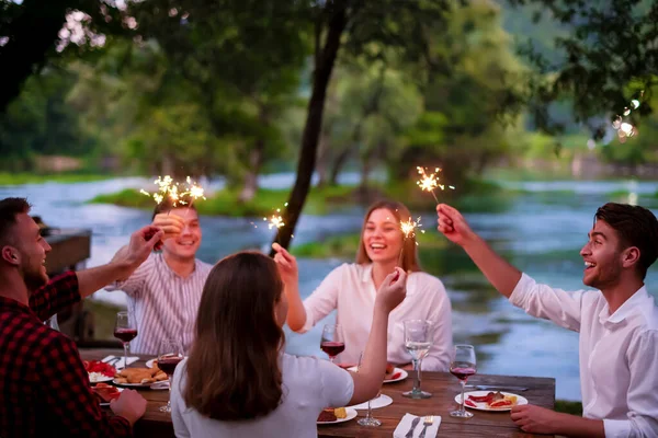 Χαρούμενους φίλους που έχουν γαλλικό δείπνο υπαίθριο πάρτι — Φωτογραφία Αρχείου