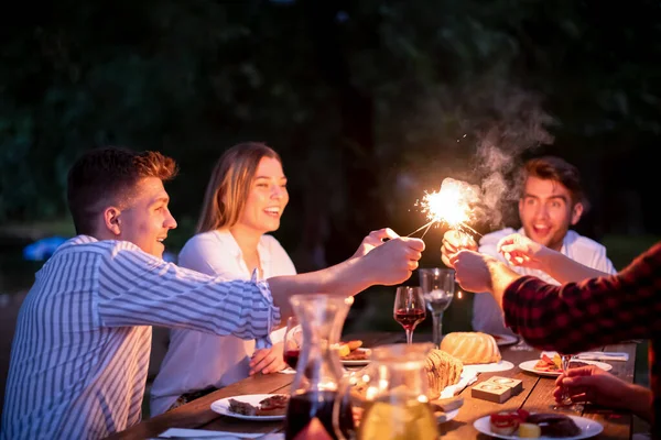 Amis heureux ayant dîner français en plein air — Photo