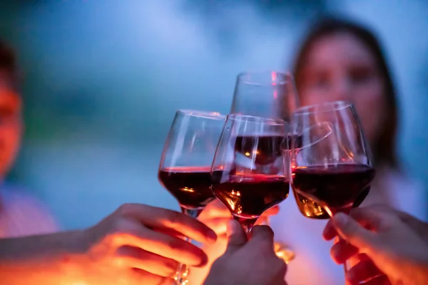 Amigos que tocan vino tinto durante la cena francesa superan a los amigos. —  Fotos de Stock