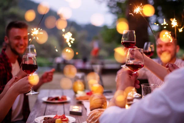 Amis heureux ayant dîner français en plein air — Photo