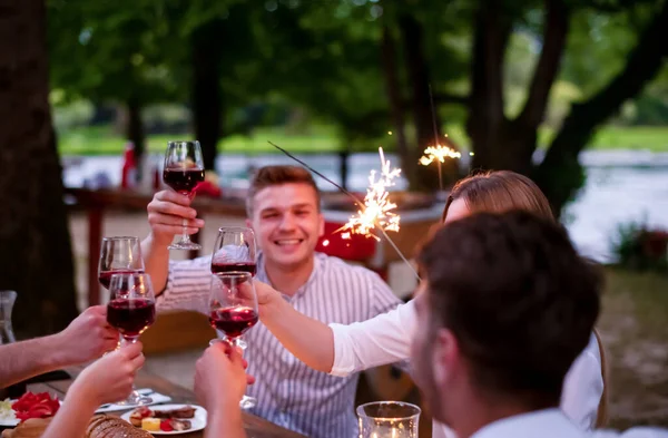 Amigos felices teniendo francés cena fiesta al aire libre — Foto de Stock