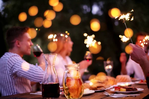 Amigos felices teniendo francés cena fiesta al aire libre — Foto de Stock