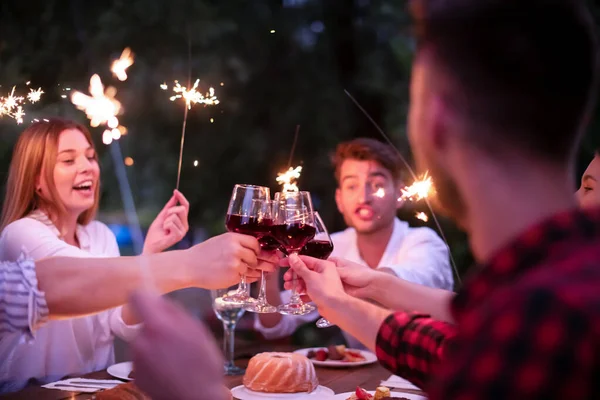 Gelukkig vrienden hebben Frans diner partij buiten — Stockfoto