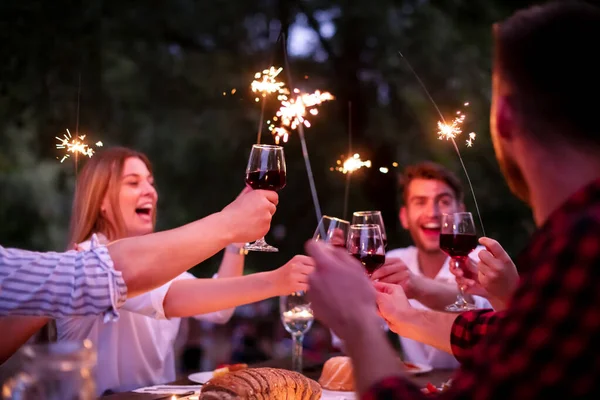 Glada vänner som har fransk middag utomhus — Stockfoto