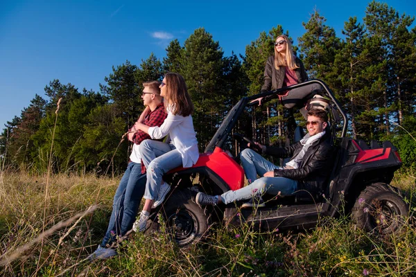 Grupo de jóvenes que conducen un coche todoterreno buggy — Foto de Stock