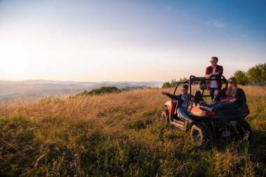 Bir grup genç off-road aracı kullanıyor.