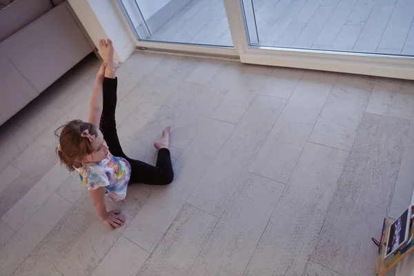 Menina Tem Treinamento Line Sobre Tablet Fazer Exercício Dança Balé — Fotografia de Stock