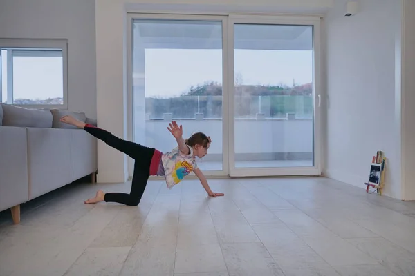 Bambina Una Formazione Online Tablet Esercizi Danza Classica Moderna Casa — Foto Stock