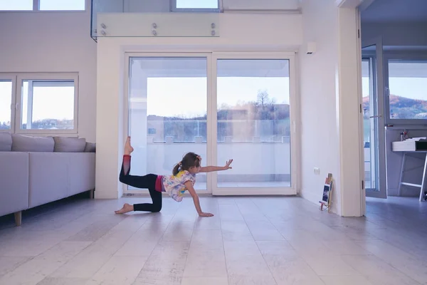 Маленькая Девочка Имеет Онлайн Тренировки Планшету Делать Современные Балетные Танцы — стоковое фото