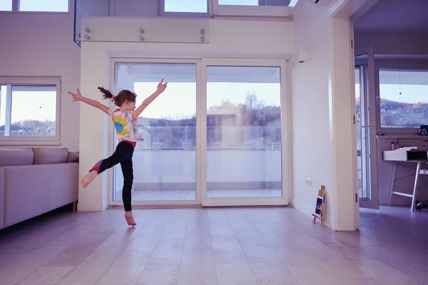 Menina Tem Treinamento Line Sobre Tablet Fazer Exercício Dança Balé — Fotografia de Stock