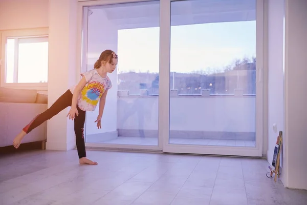 Menina Tem Treinamento Line Sobre Tablet Fazer Exercício Dança Balé — Fotografia de Stock