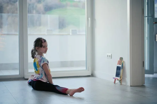 Dziewczynka Trening Online Przez Tablet Robi Nowoczesne Ćwiczenia Tańca Baletowego — Zdjęcie stockowe