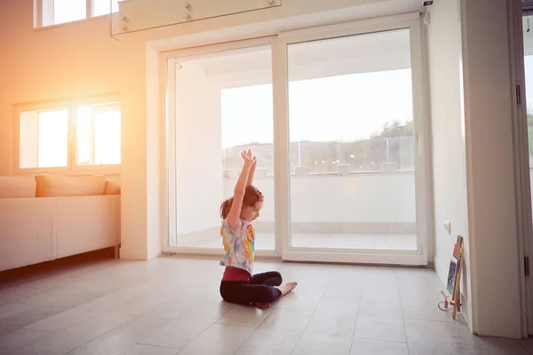 Menina Tem Treinamento Line Sobre Tablet Fazer Exercício Dança Balé — Fotografia de Stock