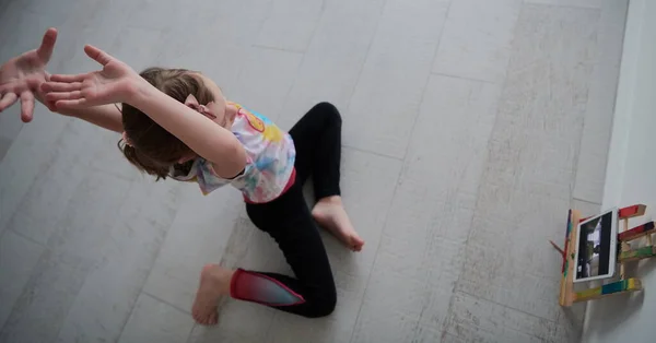 Menina Tem Treinamento Line Sobre Tablet Fazer Exercício Dança Balé — Fotografia de Stock
