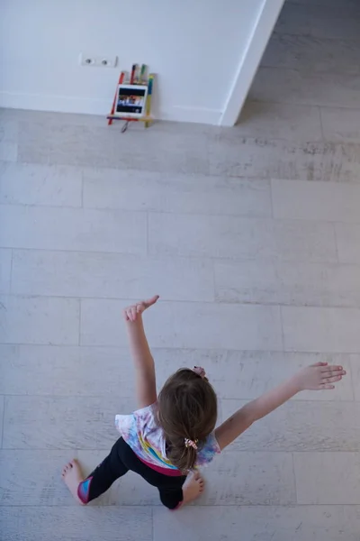 Niña Tienen Entrenamiento Línea Sobre Tableta Hacer Ejercicio Danza Ballet —  Fotos de Stock