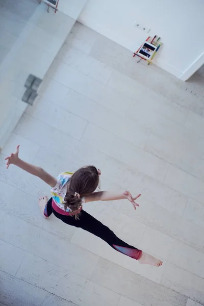 Маленька Дівчинка Інтернеті Тренується Над Планшетом Робить Сучасні Вправи Балету — стокове фото