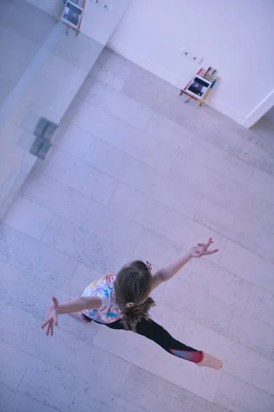 Kislány Online Edzés Táblagép Csinál Modern Balett Tánc Gyakorlat Otthon — Stock Fotó