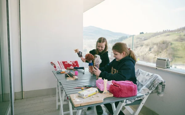 Sœurs Amis Petites Filles Jouant Avec Des Poupées Sur Balcon — Photo