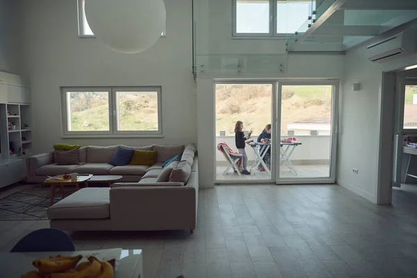 Zussen Vrienden Kleine Meisjes Spelen Met Poppen Balkon — Stockfoto