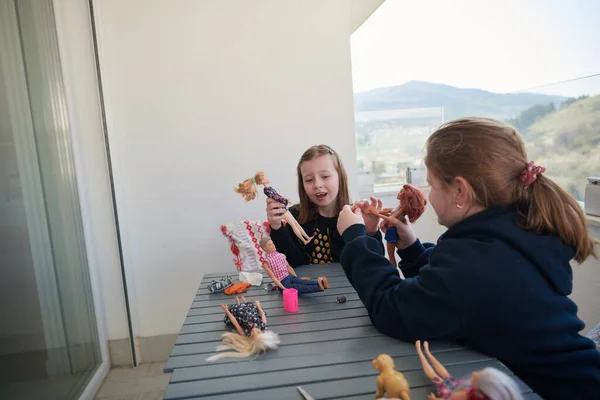 Zussen Vrienden Kleine Meisjes Spelen Met Poppen Balkon — Stockfoto