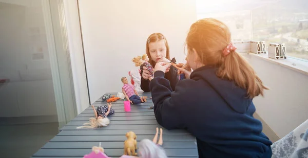 Irmãs Amigos Meninas Brincando Com Bonecas Varanda — Fotografia de Stock