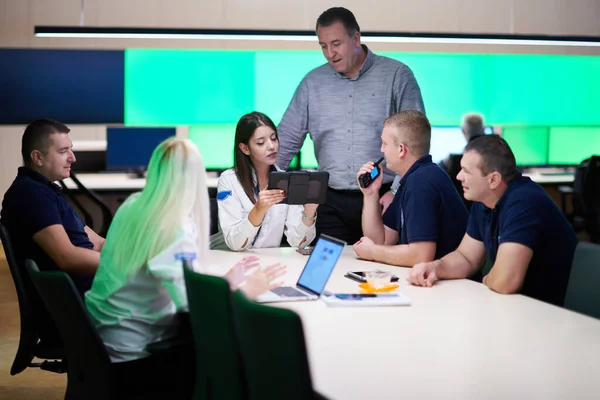 Een Groep Bewakers Zit Heeft Briefing Systeemcontrolekamer Werken Een Beveiligd — Stockfoto