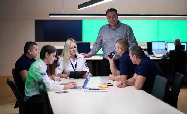 Een Groep Bewakers Zit Heeft Briefing Systeemcontrolekamer Werken Een Beveiligd — Stockfoto