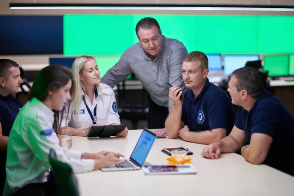 Grupo Guardias Seguridad Sentados Teniendo Sesiones Informativas Sala Control Del — Foto de Stock