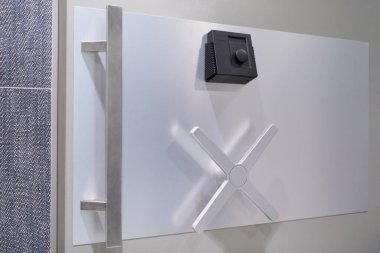 Strongbox çelik kapalı gri kiralık kasa ve dijital şifre.