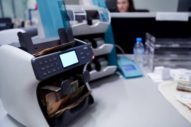 Elektronik para sayma makinesine güvenildikten sonra masaya yerleştirilen paralar sıralandı