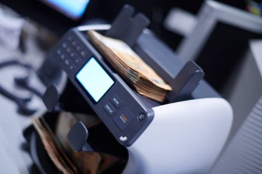 Elektronik para sayma makinesine güvenildikten sonra masaya yerleştirilen paralar sıralandı